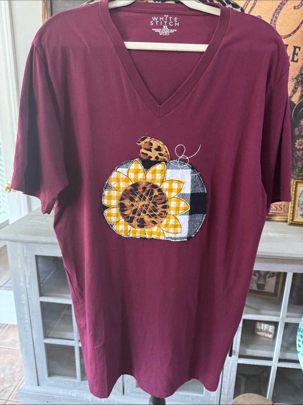 White Stitch Patchwork V-Neck Tee with Sunflower Pumpkin  Sz XL